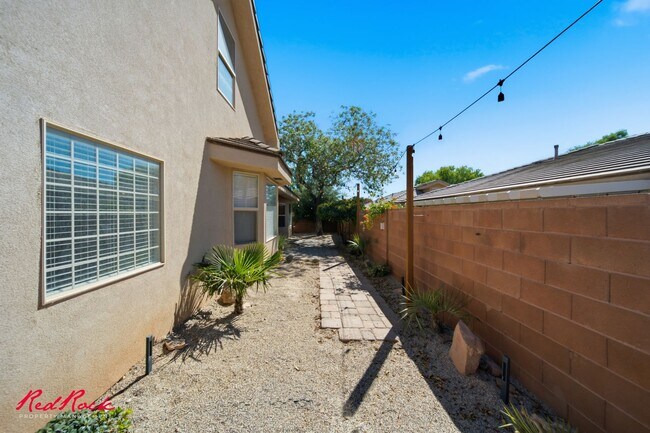 Building Photo - 3304 W Palomar