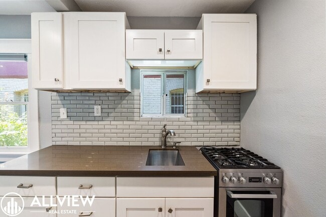 Building Photo - 307 W 7th St