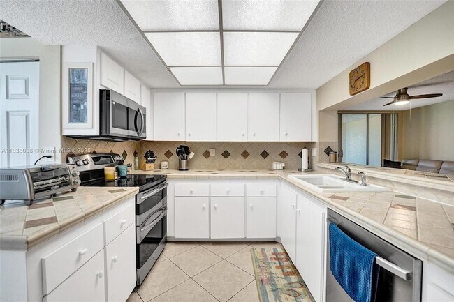 Building Photo - 1900 Sabal Palm Dr