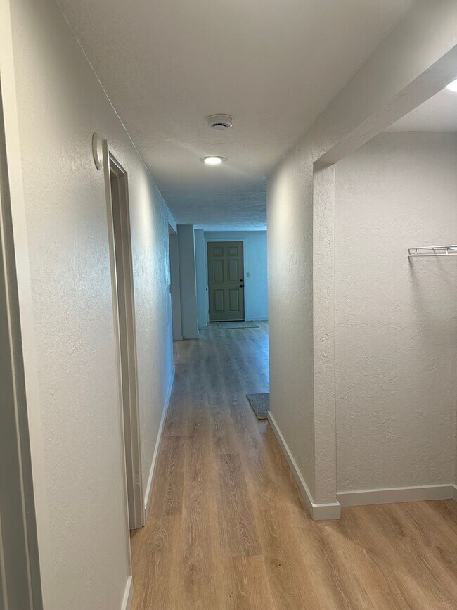 Building Photo - Updated 2 bedroom 2 bath house with a deta...