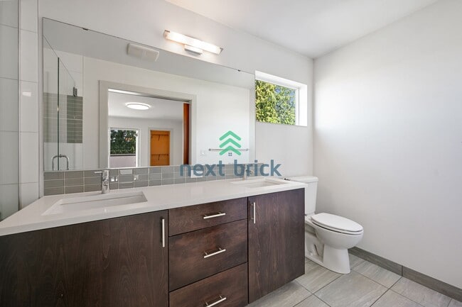 Building Photo - 3 BED & 2 BATH TOWNHOUSE FOR RENT