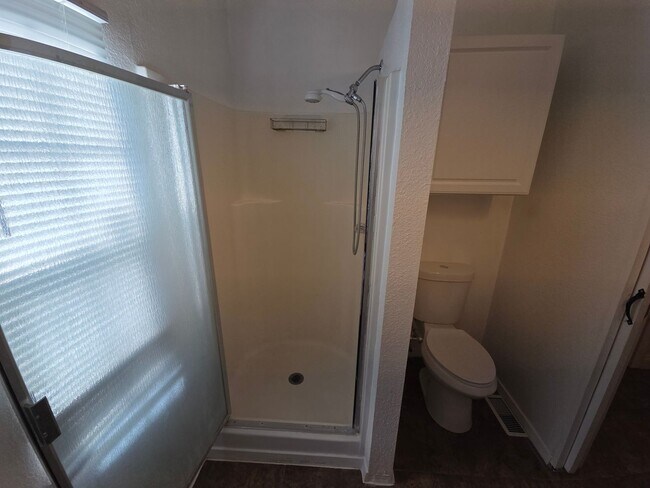 Building Photo - Beautiful 2 bedroom home with large detatched garage