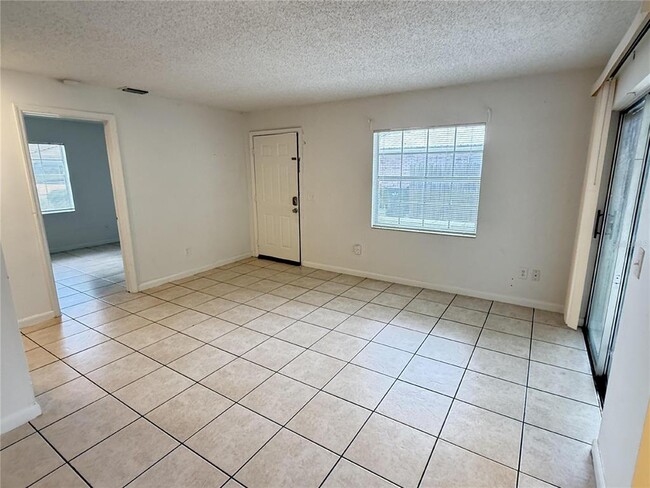 Building Photo - 3249 Bloomingdale Villas Ct