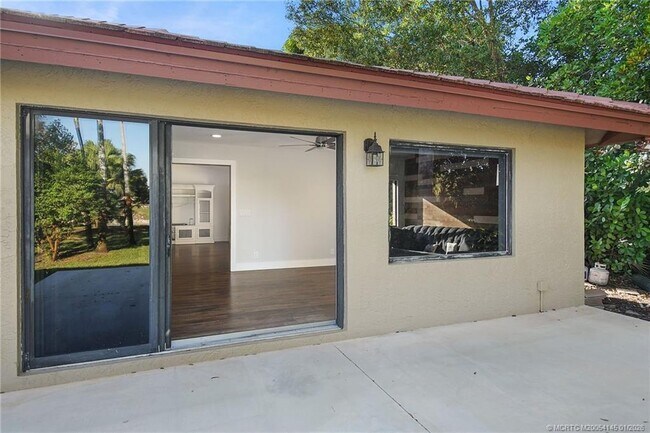 Building Photo - 2225 SW Creekside Dr