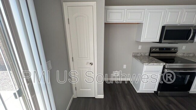 Building Photo - 5018 S Rosemary Dr