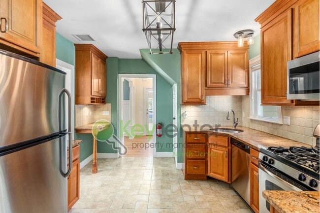 Building Photo - Beautiful 4-Bedroom Home with Fenced Yard ...