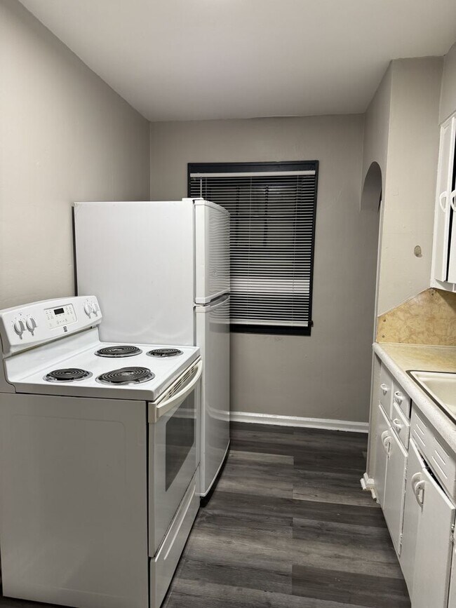 Building Photo - 1 bed 1 bath duplex