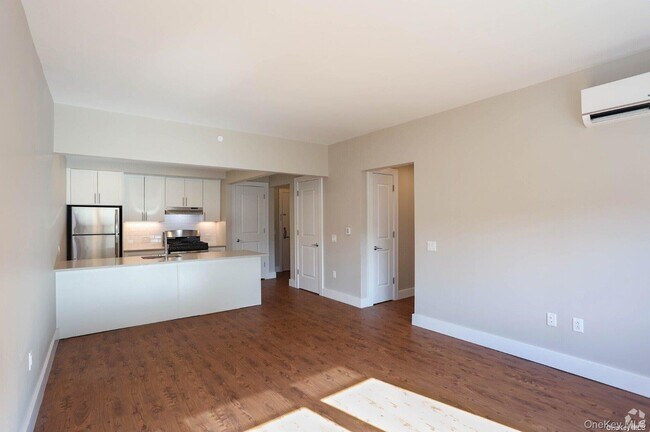 Building Photo - 44-20 Douglaston Pkwy