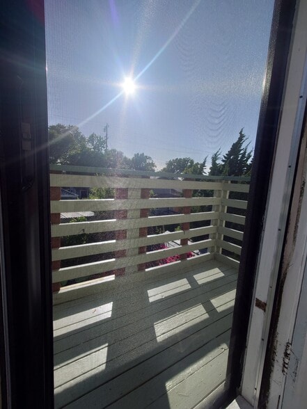 screen door outside balcony - 1474 7th St