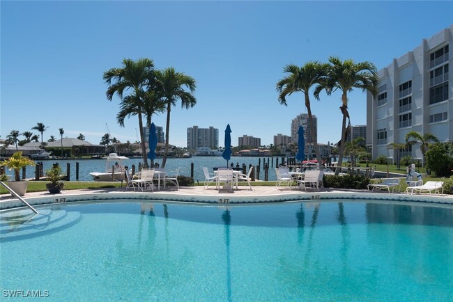 Building Photo - 400 Park Shore Dr
