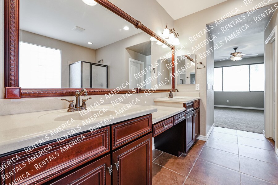 Building Photo - 613 W San Carlos Way