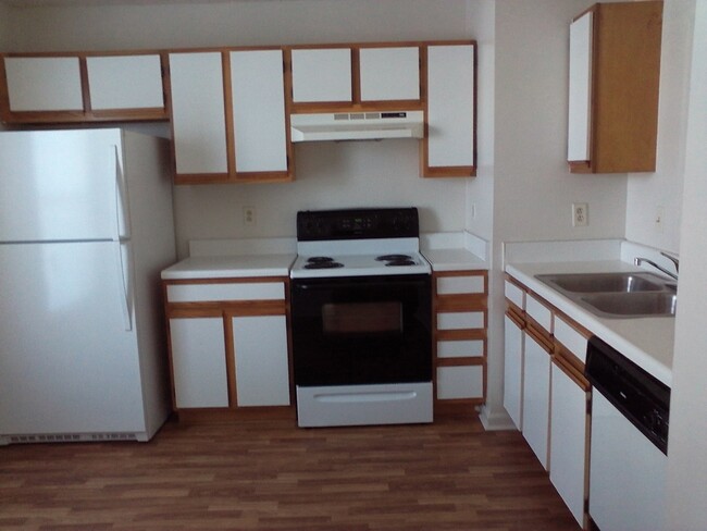 Building Photo - 2 Bedrooms 1 Bath - Downstairs unit