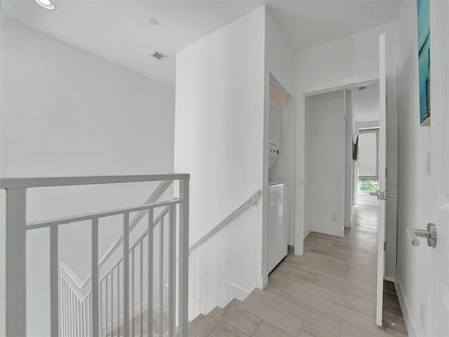 Building Photo - 703 SE 16th Ct