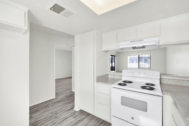 Building Photo - 2BD 2BTH Corner