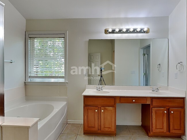 Building Photo - 341 Surrywood Dr