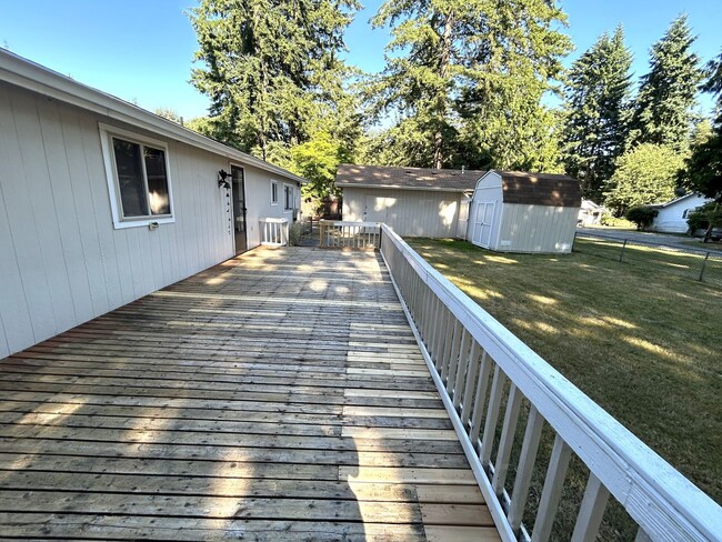Building Photo - 2 bedroom 2 bath with large front & back y...
