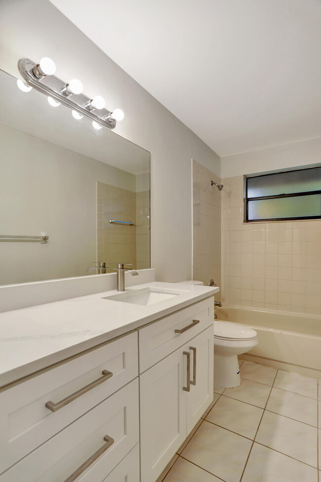 Building Photo - 9775 Riverside Dr