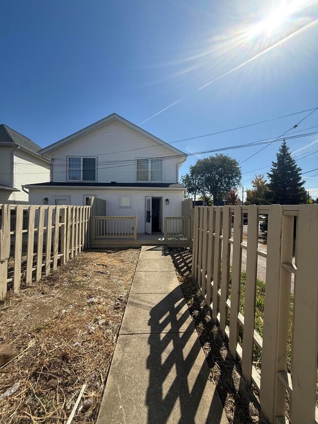 Building Photo - 371 Taylor Ave