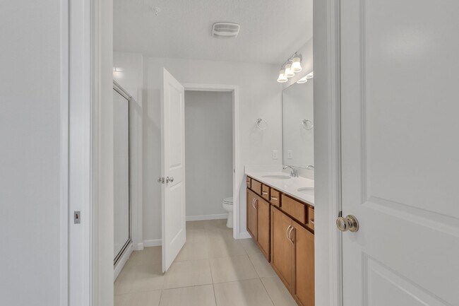 Building Photo - Luxurious Townhome in Lake Nona - A Perfec...