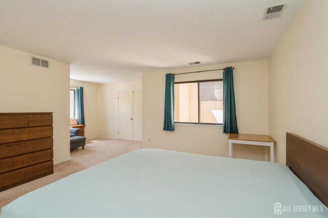 Building Photo - 172 Sayre Dr