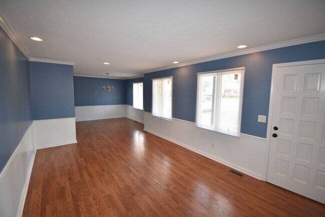 Building Photo - Beautiful 3 Bedroom and 2 Bath Home (No Pets)