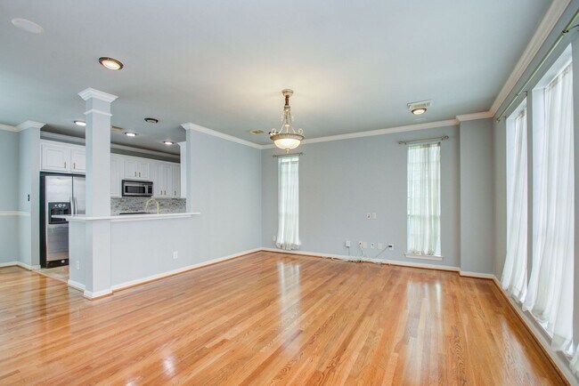 Building Photo - Stunning Three-Bedroom Townhouse Located i...