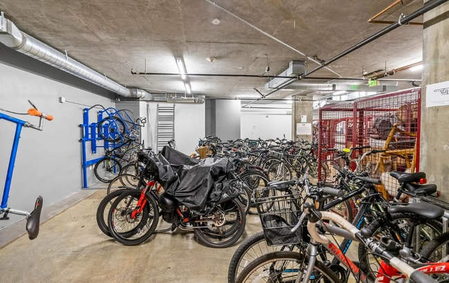 Building Photo - 475 Redwood St