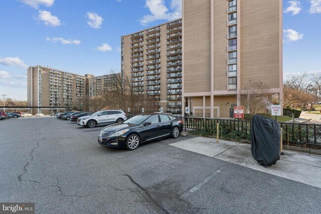 Building Photo - 6100 Westchester Park Dr