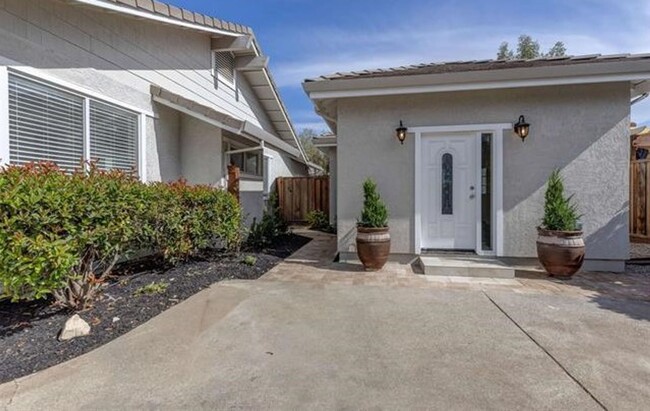 Building Photo - Livermore South Very Private 4 bedroom/3 b...