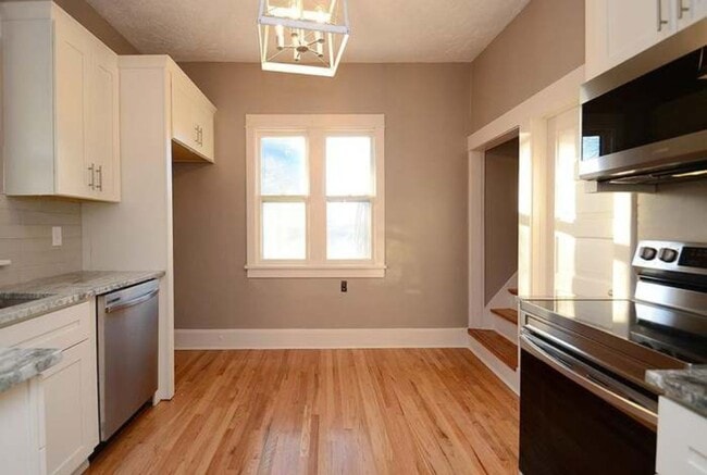 Building Photo - Beautiful 5 Bedroom Home!