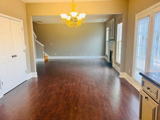 Building Photo - 105 Charing Pl