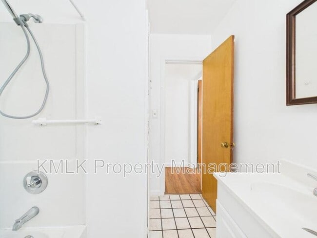 Building Photo - 636 Lurie Ave