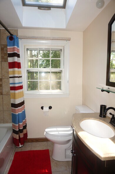 Building Photo - 18 Pequot Rd