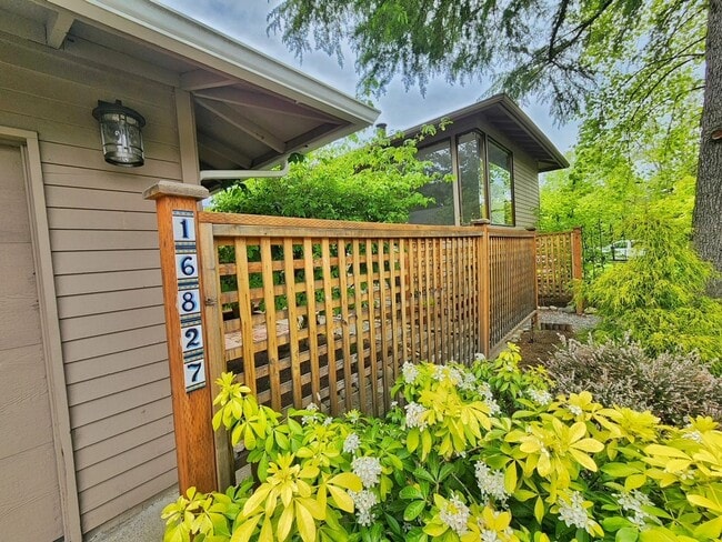 Building Photo - Beautiful 4 Bed 1.75 Bath Home Near Microsoft