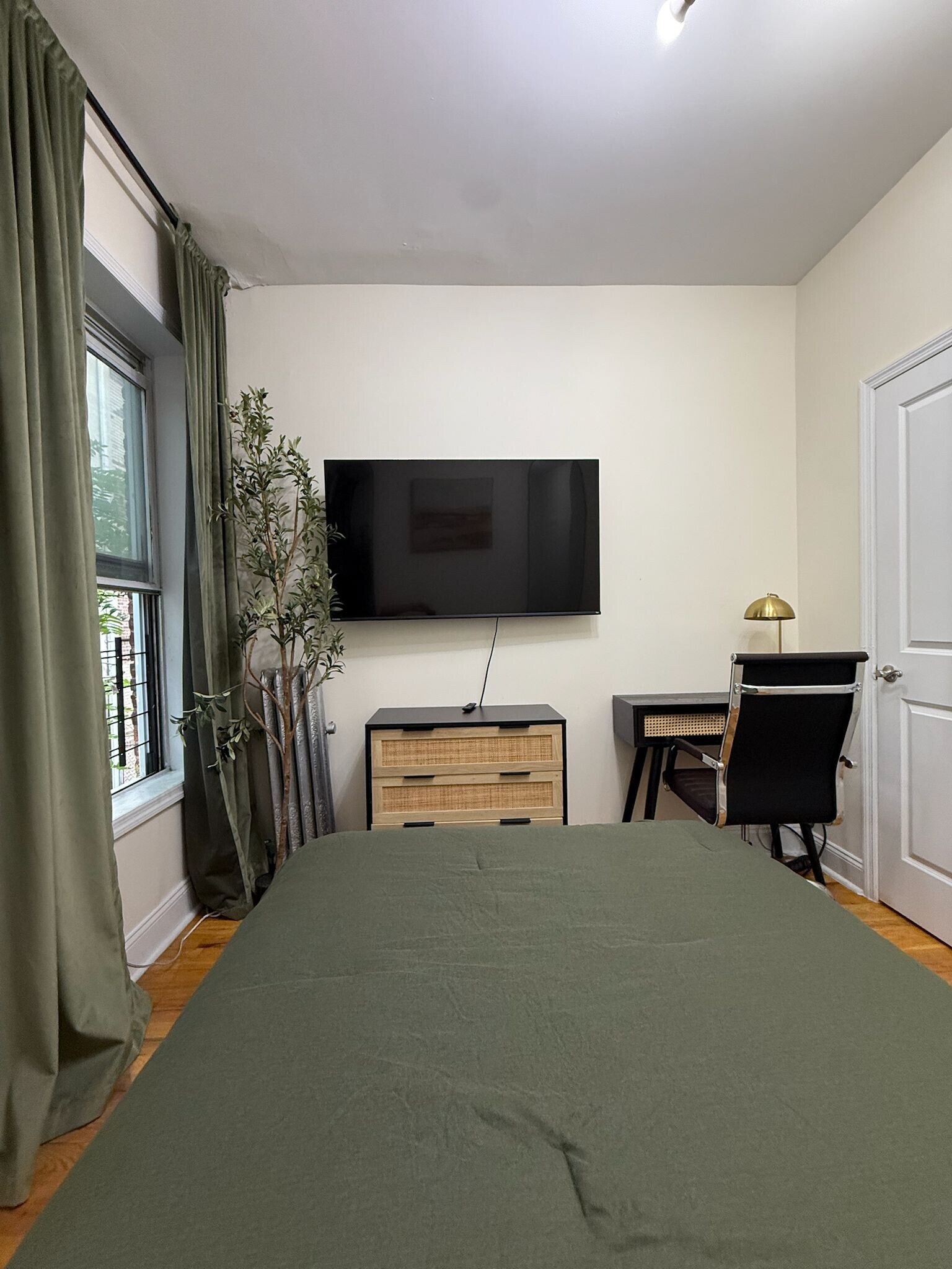 Building Photo - Furnished room/NOT APARTMENT