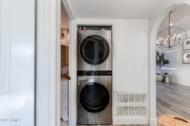 Building Photo - 10301 N 70th St