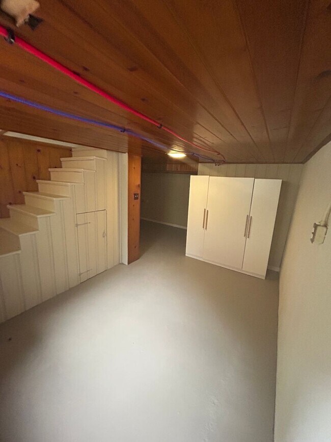 Building Photo - Spacious 4 bedroom 1 Bath Home with Tons o...