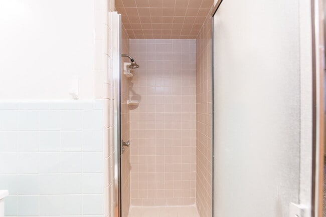 Building Photo - Remodeled throughout, 3/2/1