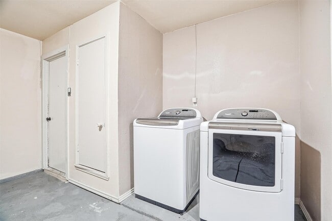 Building Photo - 416 Colonial Pl