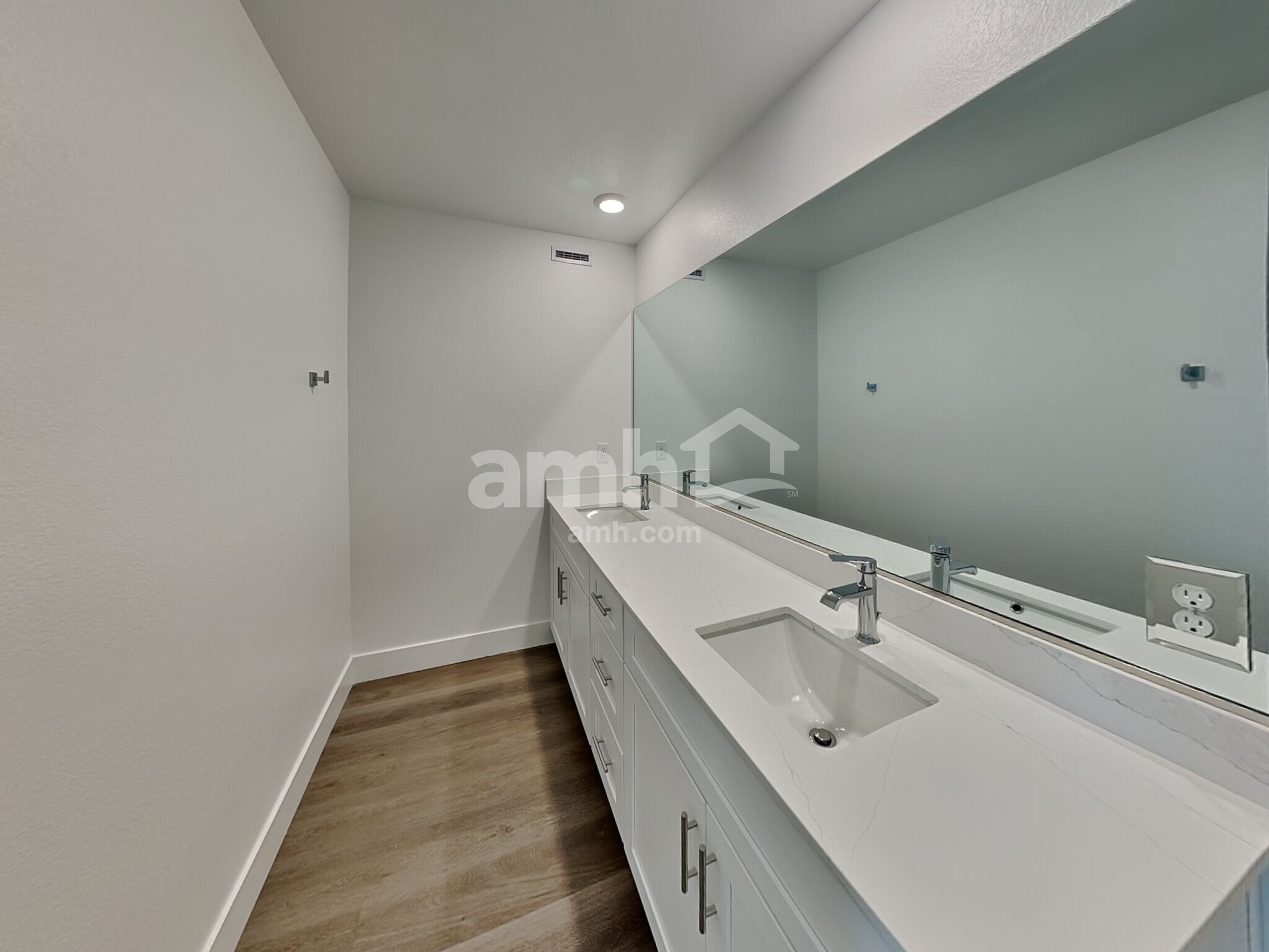 Building Photo - 5863 Vaes Dothrak St
