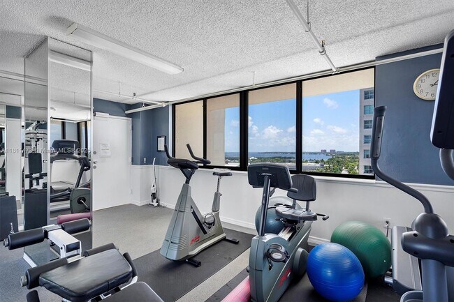 Building Photo - 2575 S Bayshore Dr