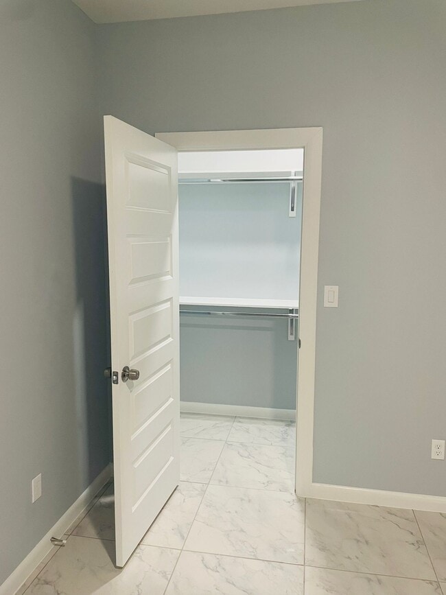 Building Photo - 1000 N Abbey Ave