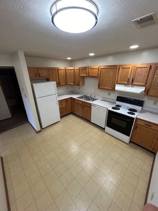 Building Photo - Black Friday Move-in Special! Up to $500 off!