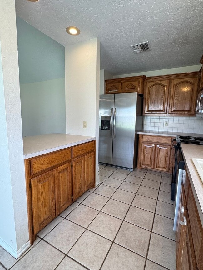 Building Photo - 4010 SE Camelot Dr