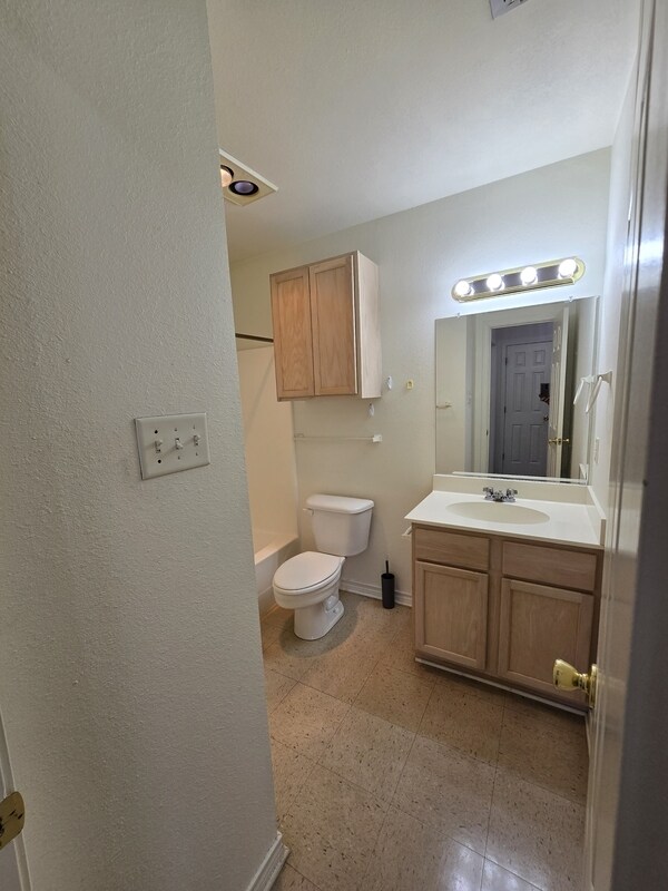 Building Photo - 634 Canada St