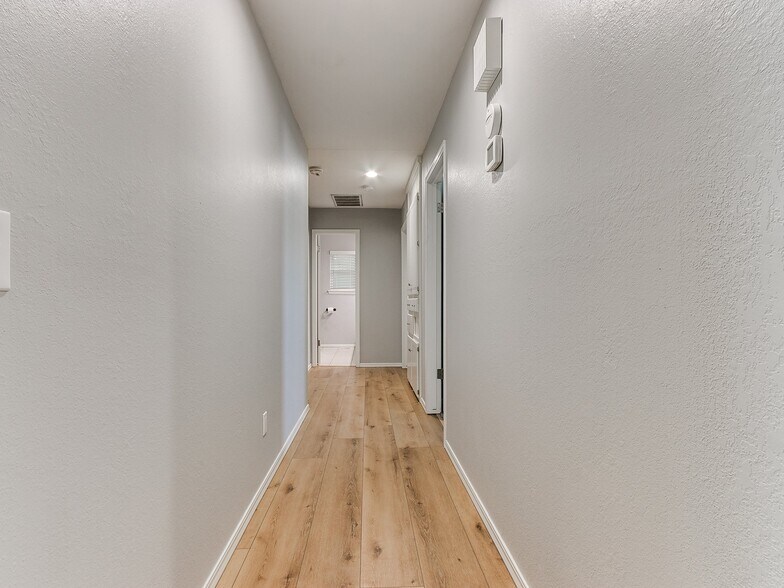 Building Photo - 9906 Mantle Dr