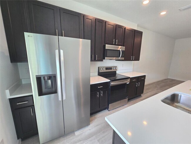 Building Photo - 737 W Oak Dr