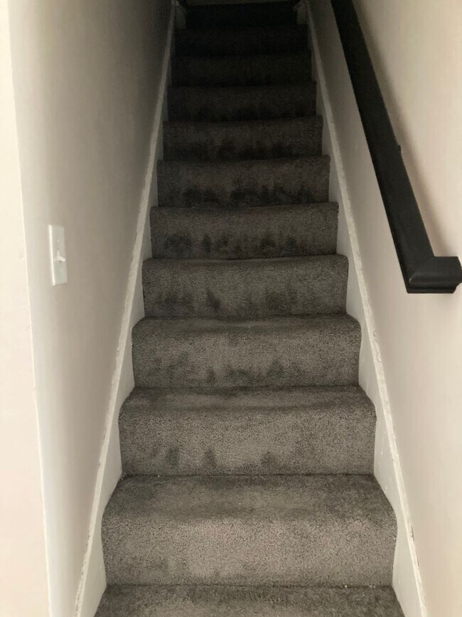 Building Photo - 2BR/1BA Townhouse in Central Northside! September 1 Move in!