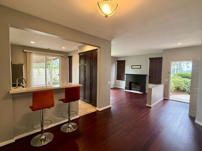 Building Photo - 4 bed, 3 bath Townhouse in Gated Community...