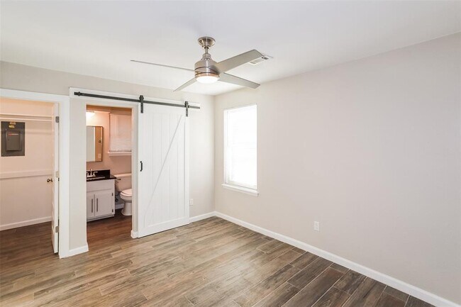 Building Photo - 8917 S Hillcrest Dr